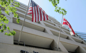 LE PATRON DU WASHINGTON POST JETTE L’EPONGE